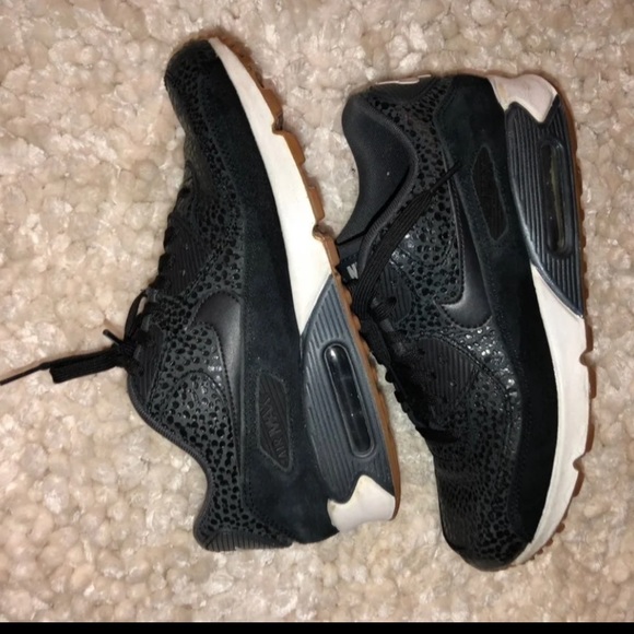 Nike Shoes - Size 9 women’s NIKE AIRMAX